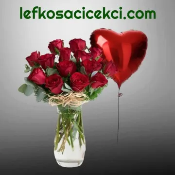 Vazoda 15 Kırmızı Gül ve Balon