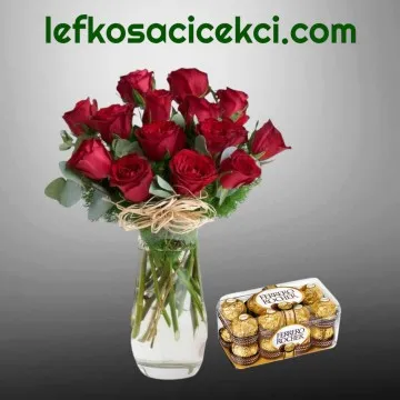 Vazoda 15 Kırmızı Gül ve Çikolata