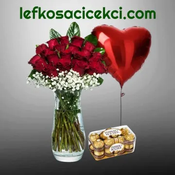 Vazoda 21 Kırmızı Gül Balon ve Çikolata