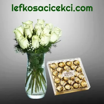 Vazoda 15 Beyaz Gül ve Çikolata